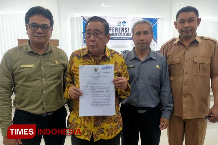 Bupati Lombok Utara Djohan Sjamsu bersama Kepala Bappeda Gatot, Kepala DP2KBPMD Mala, Kepala Dinas Kominfo Hairil Anwar memperlihatkan SK Kemendes PDTT seusai jumpa pers. (Foto: Hery Mahardika/TIMES Indonesia)
