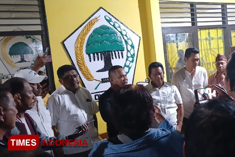 Tim pemenangan paslon ULP-YH saat melakukan konferensi pPers di Kantor Golkar Sumba Timur.(FOTO: Habibudin/TIMES Indonesia)
