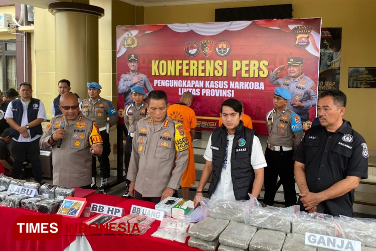 Kapolres Serang AKBP Condro Sasongko bersama jajaran saat konferensi pers di Mapolres Serang. (Foto: Muhammad Uqel/TIMES Indonesia) 