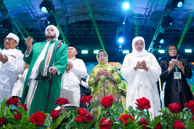 Puluhan Ribu Muslimat NU Jombang Bersholawat, Khofifah: Jemaah yang Konsisten Mendoakan Bangsa