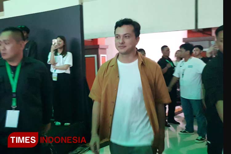 Nicholas-Saputra-saat-datang-ke-Gedung-Samantha-Krida-UB-b.jpg