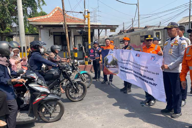 KAI Daop 8 Surabaya Larang Keras Masyarakat Beraktivitas di Jalur Rel