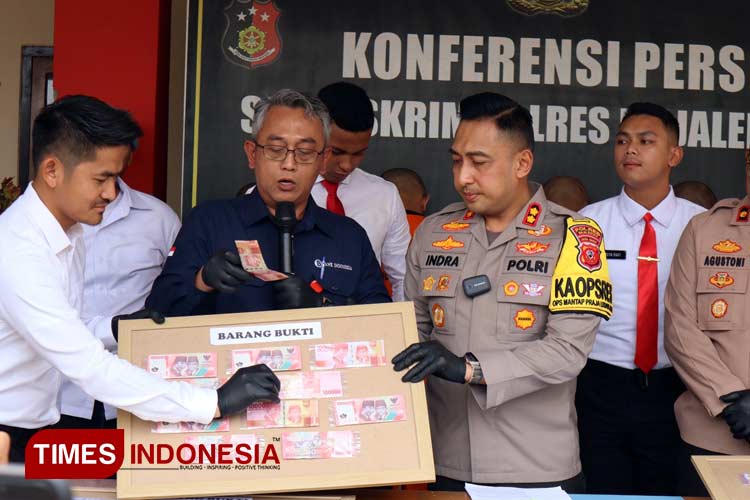 Polres Majalengka menggelar konferensi pers pengungkapan kasus peredaran uang palsu. (FOTO: Jaja Sumarja/TIMES Indonesia)