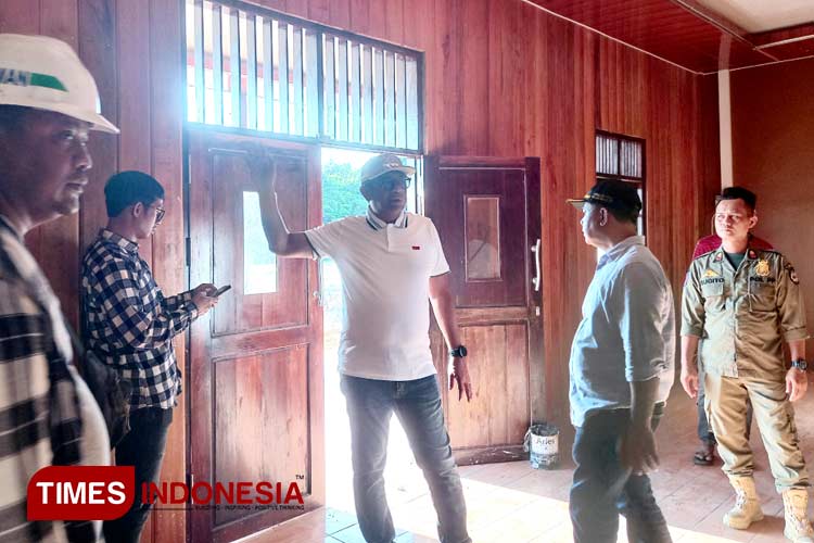 Basri-Rase-meninjau-dalamnya-Rumah-Adat-Kutai-Bontang.jpg