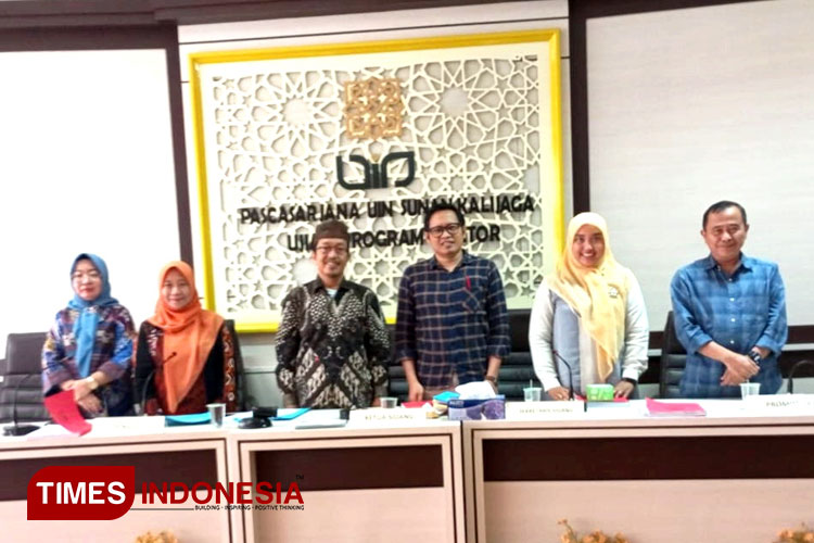 Fatmawati (berkerudung kuning) berfoto bersama tim penguji, usai melaksanakan presentasi disertasinya. (FOTO: Dok Fatmawati for TIMES Indonesia)