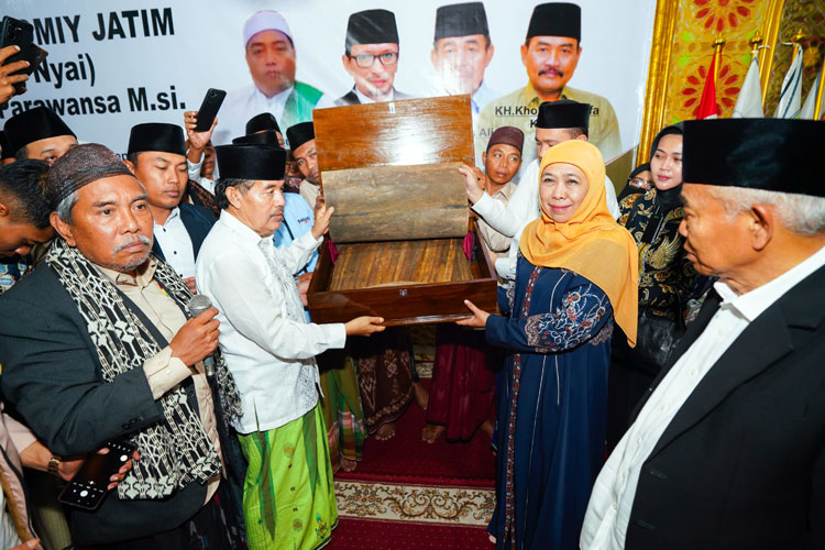 Hadiri Deklarasi Dukungan dari Akromy Jatim, Khofifah Terima Naskah Quran Kuno Berusia 700 Tahun