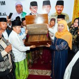 Hadiri Deklarasi Dukungan dari Akromy Jatim, Khofifah Terima Naskah Quran Kuno Berusia 700 Tahun