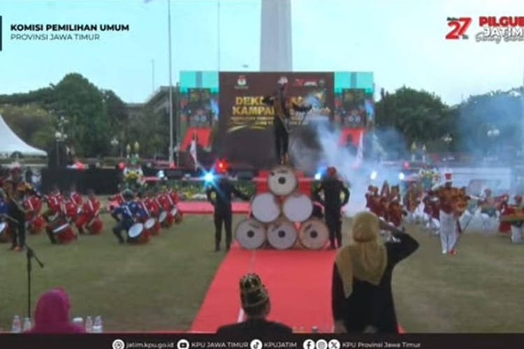 Momen Spesial Khofifah Memberi Hormat Marching Band Warnai Deklarasi Kampanye Damai Pilgub Jatim