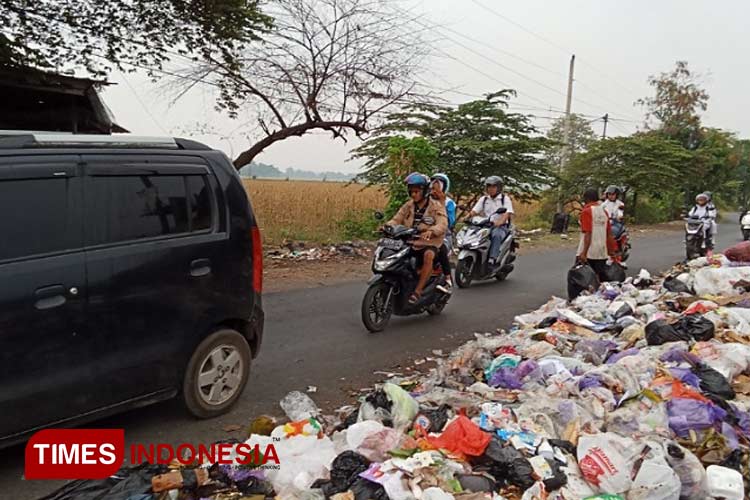 Pemandangan tumpukan sampah di beberapa titik kota Pemalang (Foto: Ragil/ TIMES Indonesia)
