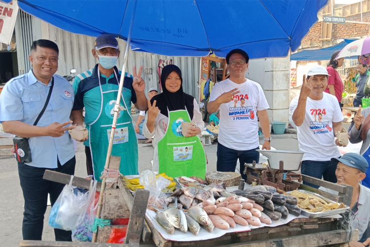 Relawan Sedulur Khofifah Blusukan dan Berbagi Celemek di Pasar Tradisional