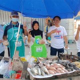 Relawan Sedulur Khofifah Blusukan dan Berbagi Celemek di Pasar Tradisional