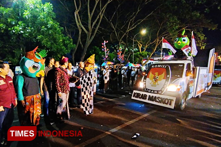 KPU Kabupaten Kediri Terima Maskot dari KPU Jatim untuk Dikirab