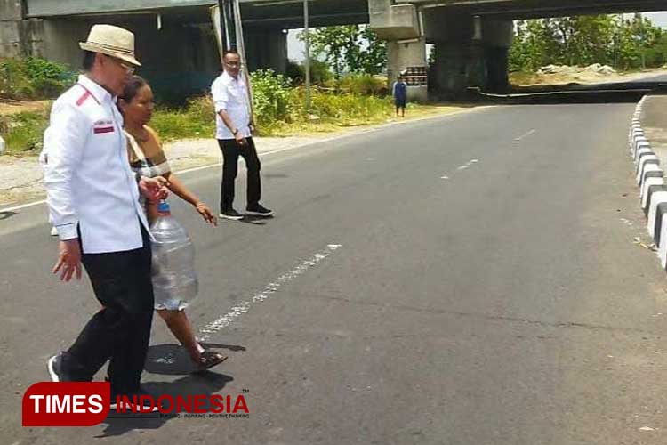 Karna Sobahi Aksi Turun dari Mobil Bantu Warga yang Anaknya Kehilangan Tangan