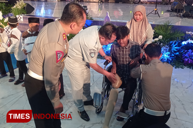 Bantuan kaki Palsu kepada korban laka lantas yang diserahkan tim Laklantas Polda Jatim, Jasa Raharja Jatim, dan Dishub Jatim di Gedung Mahameru Jatim, Kamis (26/9/2024).  (foto: Hamida/TIMES Indonesia) .