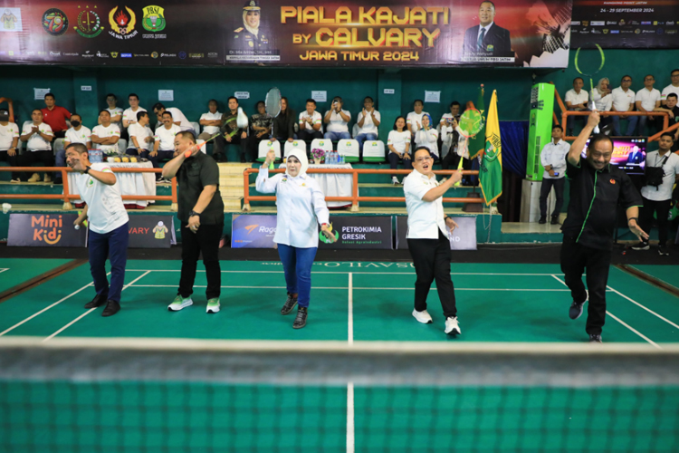 Pj Gubernur Adhy saat membuka kejuaraan Bulutangkis Piala Kajati Jatim di GOR Sudirman Surabaya, Kamis (26/9/2024). (Foto: Dok.Humas Pemprov Jatim)