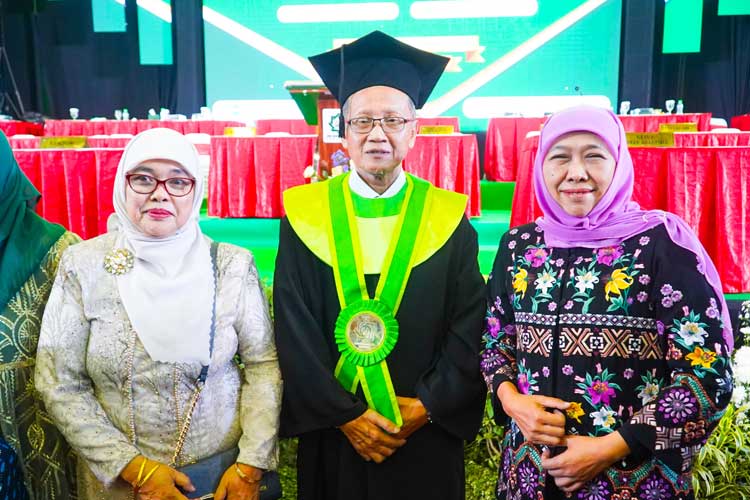 Hari Pertama Kampanye, Khofifah Silaturahmi dengan Kiai dan Tokoh di Pengukuhan Dr HC KH Zulfa Mustofa