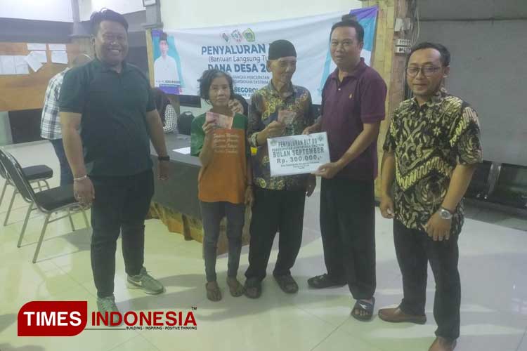 Kades Segoromadu Kebomas, Eko Wahyudi saat membagikan BLT DD Bulan September 2024 (Foto: Akmal/TIMES Indonesia)