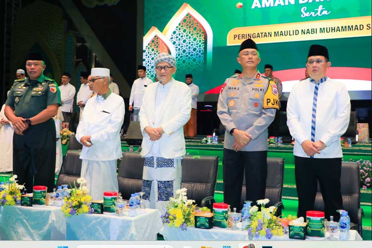 Pj Gubernur Adhy bersama Kapolda Jatim Irjen Pol Imam Sugianto dan Forkopimda saat acara Doa Bersama Pilkada Jawa Timur Tahun 2024 Aman dan Damai serta Peringatan Maulid Nabi Muhammad SAW 1446 H di Lapangan Mapolda Jatim, Kamis (26/7/2024) mal
