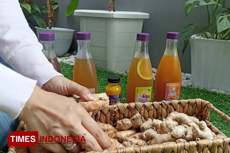 Prasanti-Kusumaningtyas-saat-menunjukkan-produk-jamu-JAWEN-b.jpg