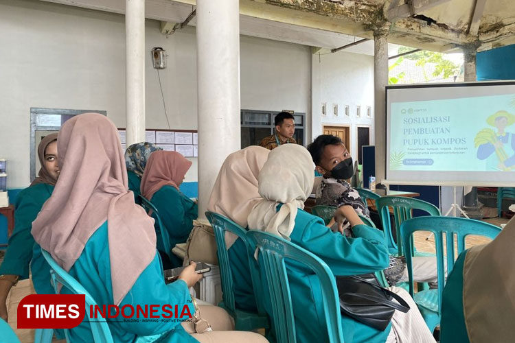 Sosialisasi desain dan packaging pupuk kompos di Desa Patokpicis. (FOTO: AJP TIMES Indonesia)