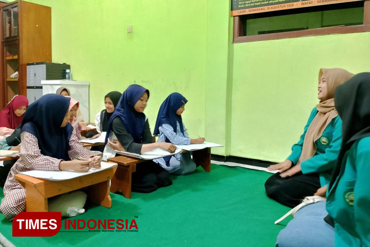 Kegiatan mengajar mengaji di TPQ Desa Poncokusumo. (FOTO: AJP TIMES Indonesia)
