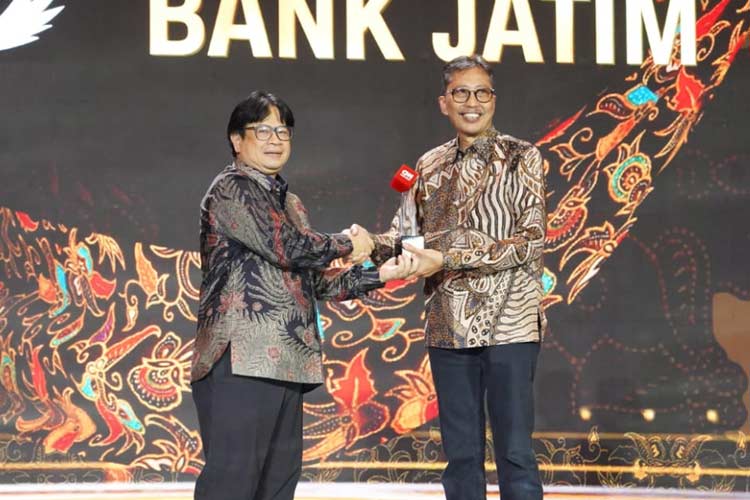 Bank Jatim Sabet Dua Penghargaan Sekaligus dalam CNN Awards 2024