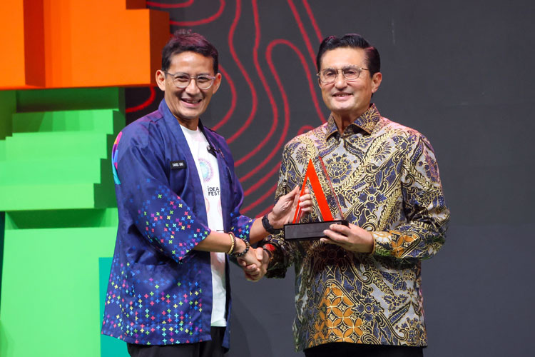 Menteri Pariwisata dan Ekonomi Kreatif RI Sandiaga Salahuddin Uno saat menyerahkan penghargaan Pemimpin Inovatif kepada Wakil Ketua MPR Fadel Muhammad. (Foto: MPR RI)