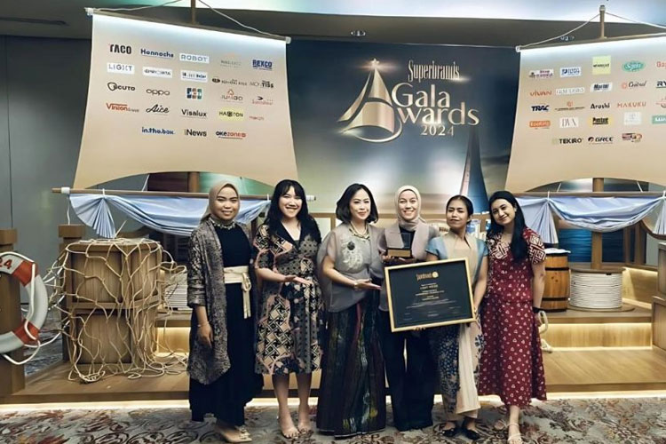 dr. Grace Judio-Kahl, MSc, MH, CHt, Dipl. AAAM selaku CEO dan Founder LIGHThouse saat menerima penghargaan dalam acara Gala Award Superbrands Indonesia 2024, di The Ritz Carlton Jakarta, Jumat (27/9/2024) malam.(Dok.LIGHThouse)