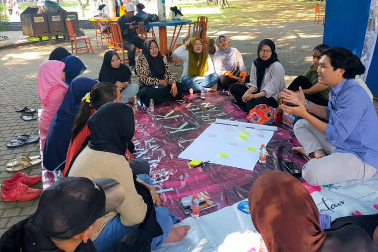 Tim Pengabdian Masyarakat Ilmu Politik UB saat memberikan penguatan kepemimpinan perempuan di Malang. (Foto: Dok Ilmu Politik UB)