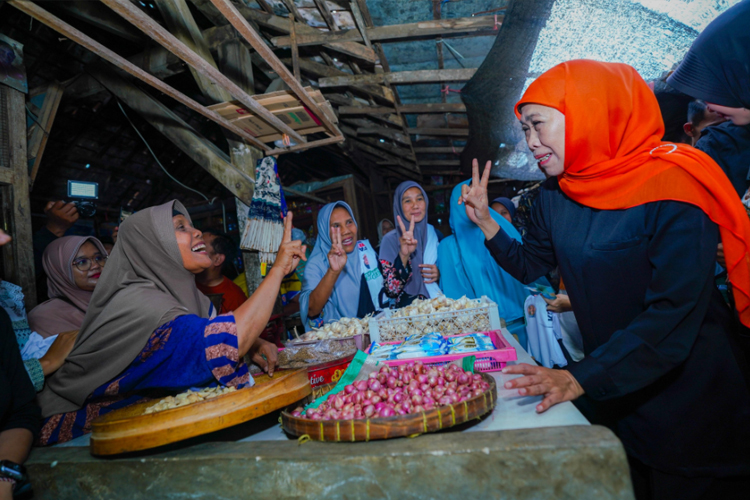 Khofifah Blusukan Bareng Cabup Halindra di Pasar Tradisional Tuban, Banjir Doa dan Dukungan Lanjutkan Dua Periode