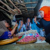 Khofifah Blusukan Bareng Cabup Halindra di Pasar Tradisional Tuban, Banjir Doa dan Dukungan Lanjutkan Dua Periode