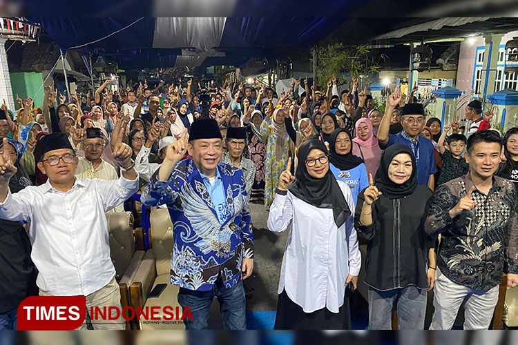 Ketua DPC Partai Demokrat Banyuwangi, Michael Edy Hariyanto SH, MH bersama Cabup Banyuwangi 2024, Ipuk Fiestiandani di Desa Bubuk, Kecamatan Rogojampi. (Foto: Fazar Dimas/TIMES Indonesia).