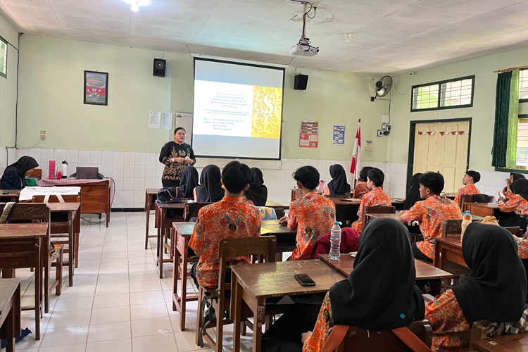 Tim Pengabdian Masyarakat Ilmu Pemerintahan UB saat memberikan materi di SMAN 7 Malang. (Foto: Dok Tim Pengmas)