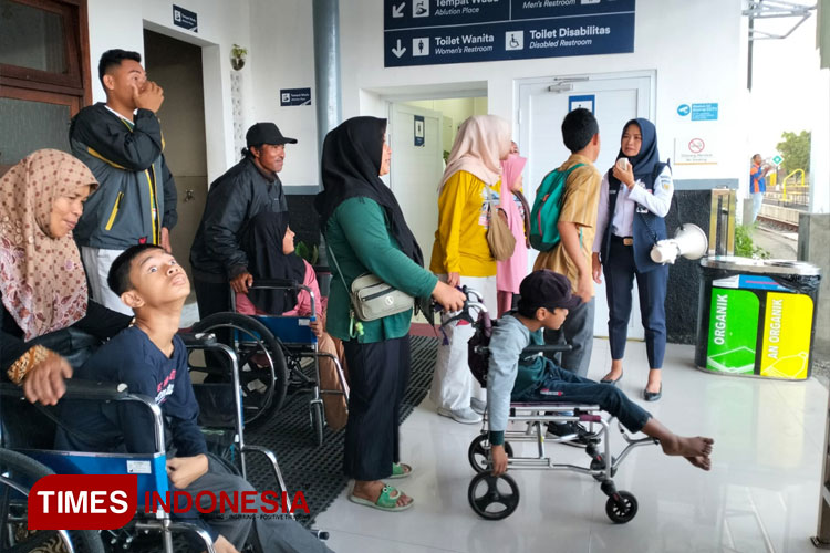 tiket-didepan-loket-stasiun-KA-Tasikmalaya-2.jpg