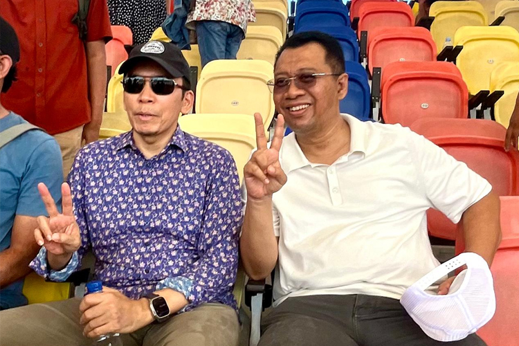Nampak TGB dan Bang Zul saat nonton bareng final rice MotoGP Mandalika 2024. Pada kesempatan tersebut keduanya tertangkap kamera sedang memperlihatkan salam dua jari. (FOTO: Relawan Bang Zul for TIMES Indonesia)