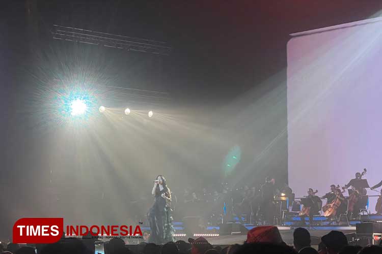 Memukau, Dinda Ghania Bikin Hanyut Penonton di Konser The Greatest Melly Goeslaw