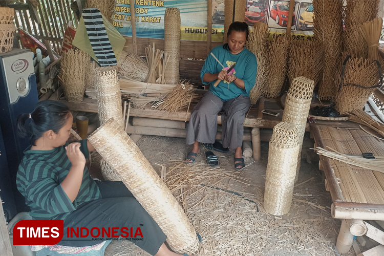 Di Desa Ngadiharjo, Borobudur, Magelang, banyak warga yang menjadi perajin keranjang bambu. Keahlian ini mereka dapatkan turun temurun. (Foto: Nina Herawati for TIMES Indonesia)