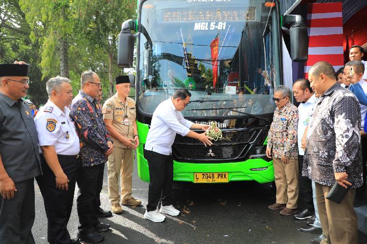 Pj Gubernur Adhy Luncurkan Bus Trans Jatim Koridor V Cakraningrat 