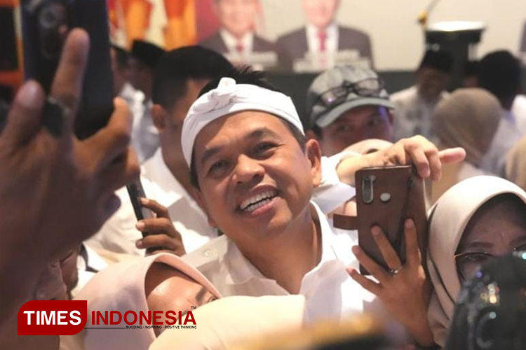 Kang Dedi Mulyadi saat berswafoto dengan para pendukungnya di acara Road Kampanye Pemenangan di Kota Tasikmalaya, Minggu (29/9/2024) (FOTO: Harniwan Obech)