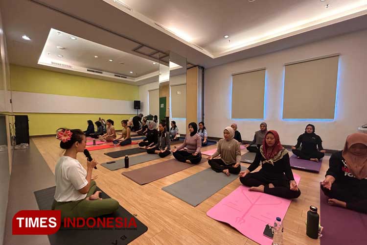 Zest Hotel Jemursari Gelar Kelas Yoga Bersama Bernie