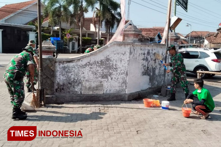 Karya Bakti, Personel Koramil 0809 23 Kunjang Bersama Masyarakat Percantik Pasar