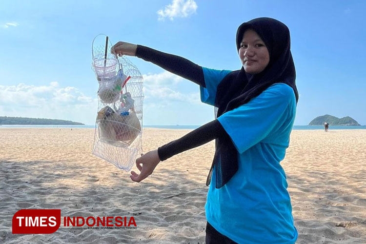 Mahasiswa KSM-T FK Unisma Malang melakukan pembersihan sampah di sekitar Pantai Samila. (FOTO: AJP TIMES Indonesia)