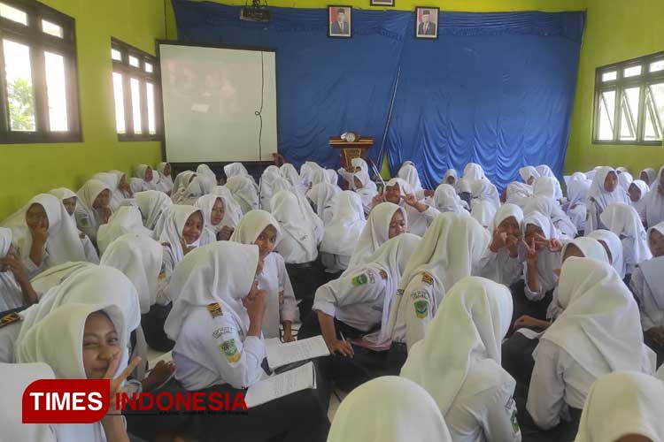 Nobar Film 'Pengkhianatan G30S/PKI', Cara Guru di Pacitan Tanamkan Ideologi Pancasila