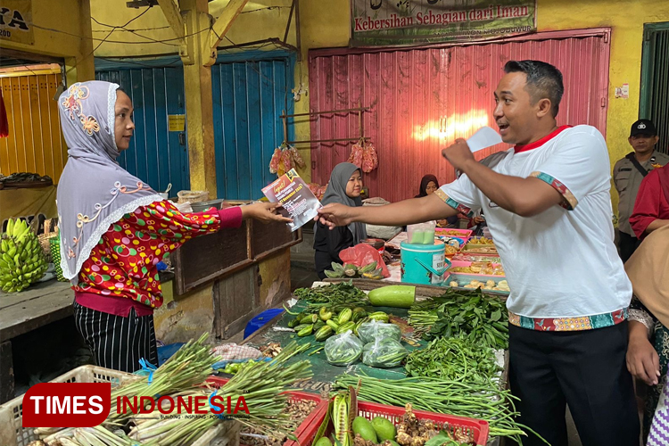 KPU Jombang Blusukan ke Pasar, Sosialisasikan Pilkada 2024 ke Pedagang