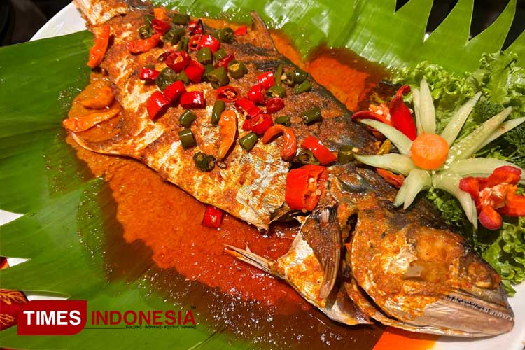  Mangut ikan daun bambu menjadi salah satu menu andalan di Kafe Bromo Sheraton Hotel Surabaya selama September-Oktober 2024.(Foto: Lely Yuana/TIMES Indonesia)