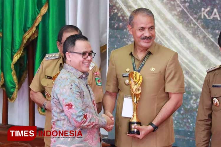 Bupati Sumba Timur Khristofel Praing menerima penghargaan Innovative Goverment Award 2023. (FOTO: Habibudin/TIMES Indonesia)