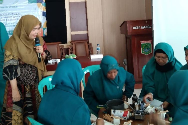 Dosen UIN Malang Latih Warga Desa Buat Lilin dari Minyak Jelantah