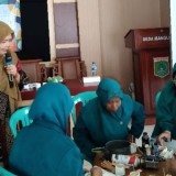 Dosen UIN Malang Latih Warga Desa Buat Lilin dari Minyak Jelantah