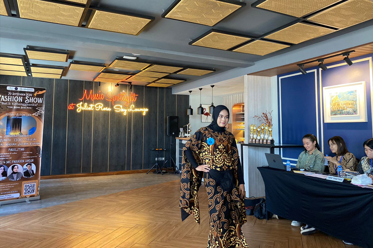 Anak Berkebutuhan Khusus Meriahkan Fashion Show Busana Batik di Aston Inn Jemursari 