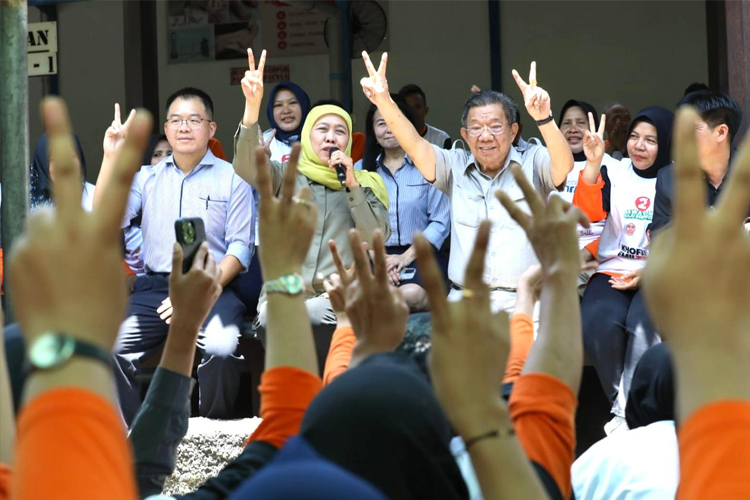 Makan Siang Bersama Karyawan PT Kedawung, Khofifah Dukung Industri Manufaktur Banyak Tenaga Kerja